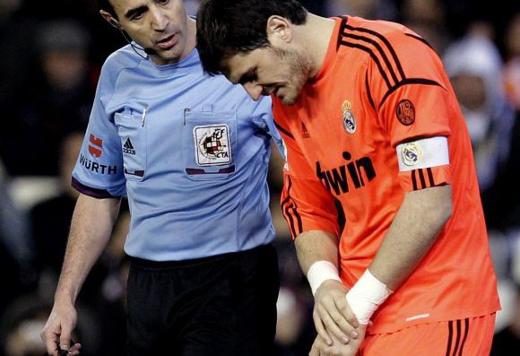 Fractura primer metacarpiano – Iker Casillas