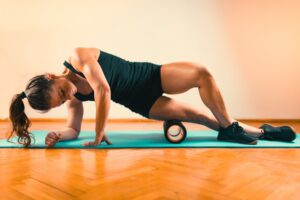 Chica usando un Foam roller