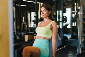 Chica ejercitando en un gimnasio