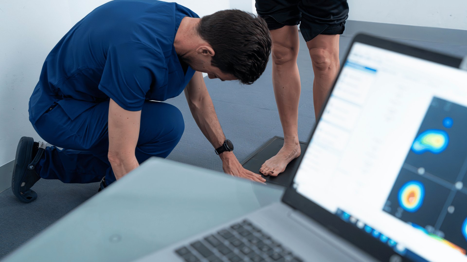 Dolor en el talón: qué es la talalgia, la fascitis plantar y el espolón calcáneo